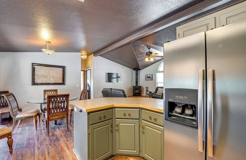Ruidoso Cabaña | Lovely Ruidoso Cabin w/ Deck - 14 Mi to Ski Apache
