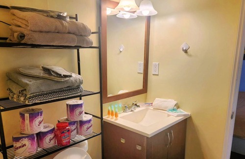 North of Montana Casa | Lovely Santa Monica Home Sleeps 10