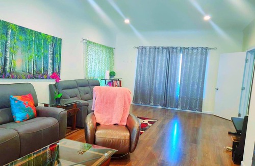 North of Montana Casa | Lovely Santa Monica Home Sleeps 10