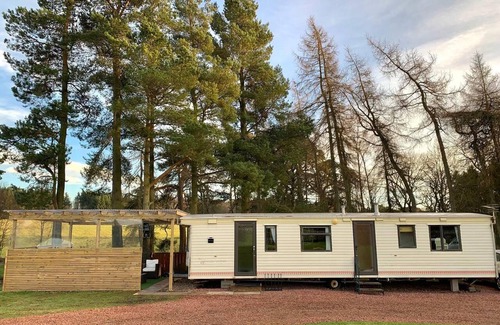 Lanark Cabina | Lovely Semi-rural Caravan & Hot Tub - Sleeps Fam 6