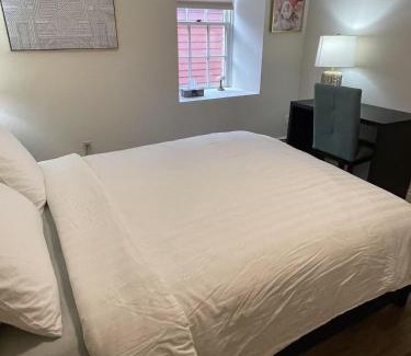 Queens Square Casa | Lovely single room 5 minutes walk from ocean