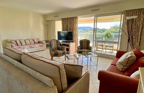Mandelieu-La-Napoule Apartamento | Lovely spacious nest with pool