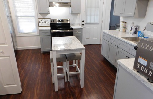 Springfield Casa | Lovely spacious 3-br home w/firepit close to lakes 3 major cities parks-w/trails