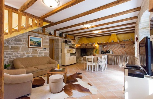 Krbune Casa | Preciosa casa de piedra con piscina privada y ducha exterior