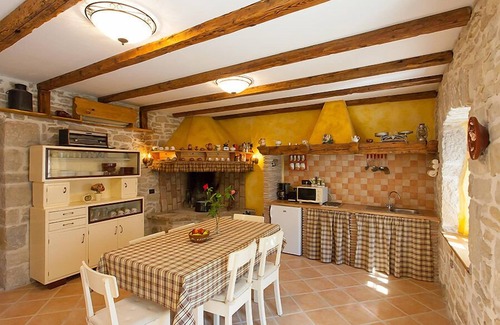 Krbune Casa | Preciosa casa de piedra con piscina privada y ducha exterior