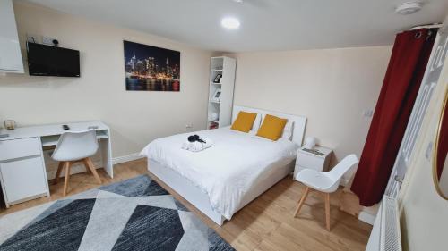 Harehills Apartamento | Lovely studio-flat with free parking, free WiFi.