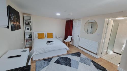 Harehills Apartamento | Lovely studio-flat with free parking, free WiFi.