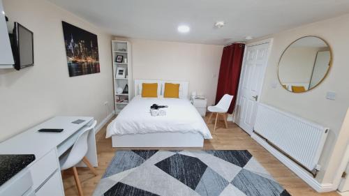 Harehills Apartamento | Lovely studio-flat with free parking, free WiFi.