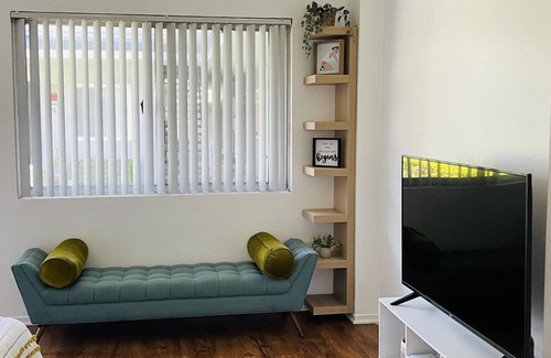 Gardena Apartamento | Lovely studio in the heart of gardena..