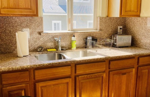 Upper Telegraph Condominio | Lovely Sunny 2- Bedroom Apartment in South Berkeley