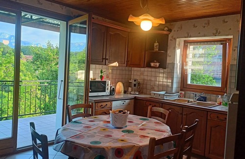 Larringes Apartamento | Lovely T4 apartment in village house with mountain views, close to shops.