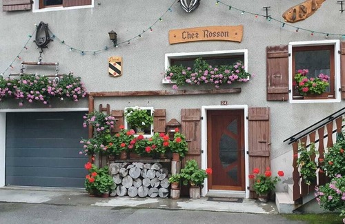 Larringes Apartamento | Lovely T4 apartment in village house with mountain views, close to shops.