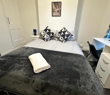 Coventry Apartamento | Lovely Town house Room 2