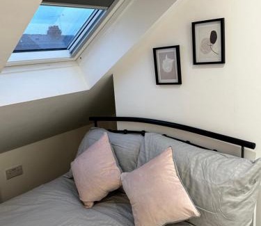 Coventry Apartamento | Lovely Town house Room 5