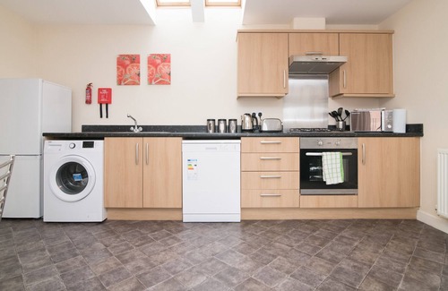 Bilston Casa | Lovely two bed house with parking