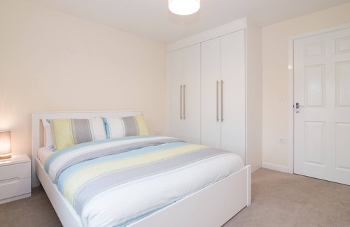 Bilston Casa | Lovely two bed house with parking