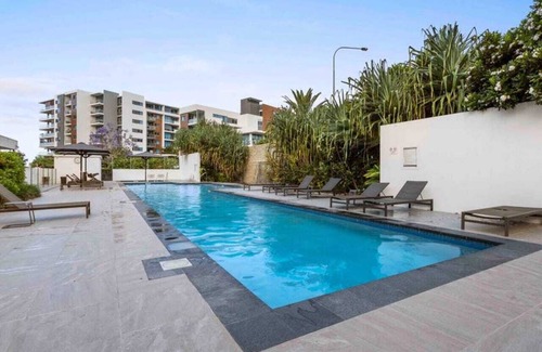 Varsity Lakes Apartamento | Lovely two bedroom apartment in Varsity Lakes with great amenities - pool, gym
