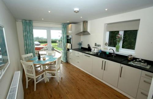 Blackford Casa | Lovely two bedroom bungalow with hot tub