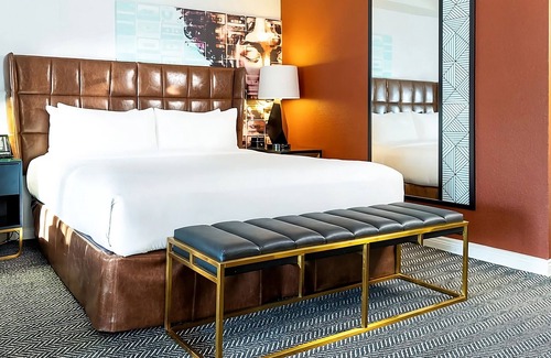 Norma Triangle Hotel | Lovely Unit, Pet-Friendly! Discover Pizza Dough Pizzeria & Bar!