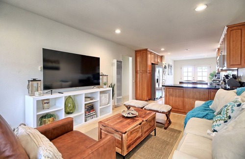 Oxnard Shores Casa | Lovely vacation home - 10-min walk to the beach!