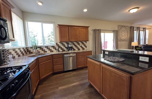 Renton Casa | Lovely Villa: Master en-suite and fireplace