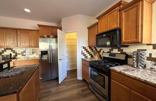 Renton Casa | Lovely Villa: Master en-suite and fireplace