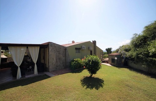 Costa Rei Villa | Villa con jardín, relax y encantadora vista al mar a pocos pasos de la playa.