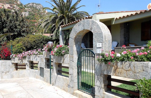Costa Rei Villa | Villa con jardín, relax y encantadora vista al mar a pocos pasos de la playa.