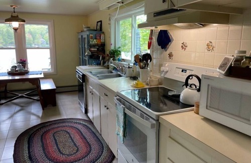 Camden Casa | Lovely Waterfront Cottage, Dog friendly, 4 miles from Town and Ocean