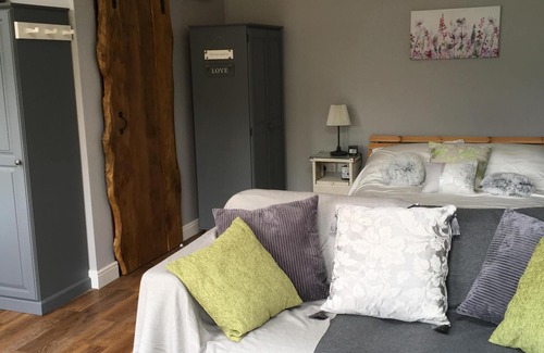 Sandy Lane Cabina | Lovely Wooden Lodge, preciosas vistas sobre un huerto, asientos al aire libre,