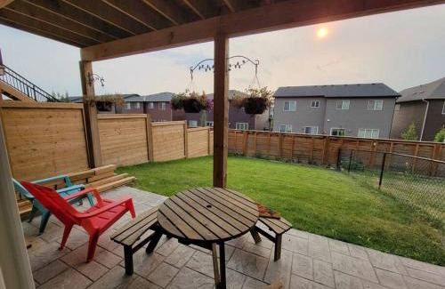 Northwest Calgary Apartamento | Lovelyn's hub 2