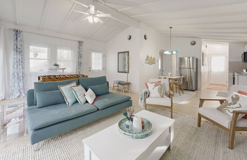 Colonial Beach Casa | Lovers' Lake View Oasis . Hot Tub, Wineries, Beach