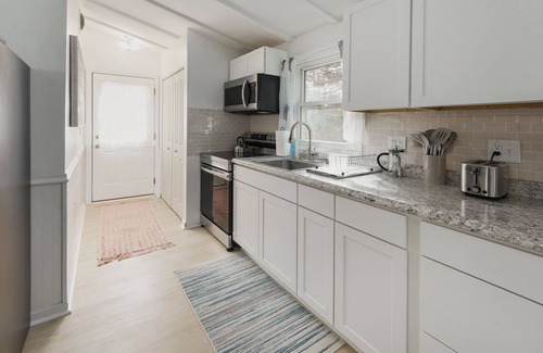 Colonial Beach Casa | Lovers' Lake View Oasis . Hot Tub, Wineries, Beach