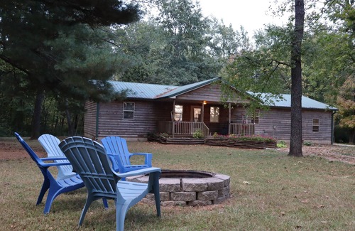 Pittsfield Cabina | Lovers’ Lakeside Love Nest Cozy Retreat on Pittsfields Serene Lake.