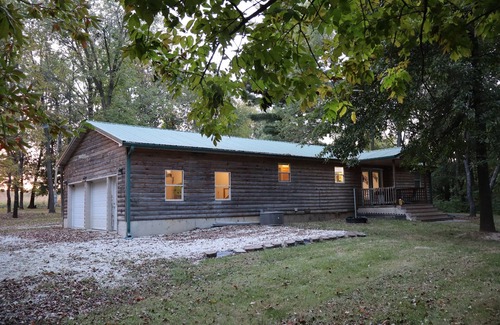 Pittsfield Cabina | Lovers’ Lakeside Love Nest Cozy Retreat on Pittsfields Serene Lake.