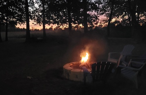 Pittsfield Cabina | Lovers’ Lakeside Love Nest Cozy Retreat on Pittsfields Serene Lake.