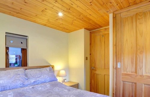 Penybont Chalet De Esquí | El estado del cielo oscuro de esta área de Radnorshire y la bañera de hidromasaje privada en la terraza de Lov