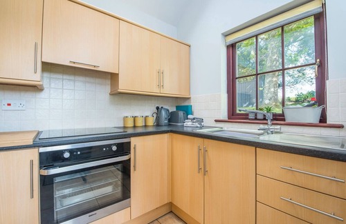 Kilgetty Cabaña | Loveston Lodge, Holiday Cottage Loveston, Sleeps 4, 2 bedrooms, bathrooms