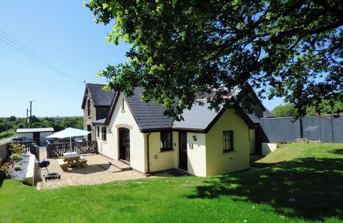 Kilgetty Cabaña | Loveston Lodge, Holiday Cottage Loveston, Sleeps 4, 2 bedrooms, bathrooms