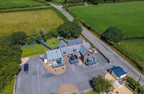 Kilgetty Cabaña | Loveston Lodge, Holiday Cottage Loveston, Sleeps 4, 2 bedrooms, bathrooms