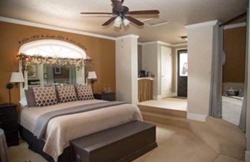 South Fork Cama Y Desayuno | Lovin' Oven GUESTROOM at Arbor House Inn Bed and Breakfast on the River