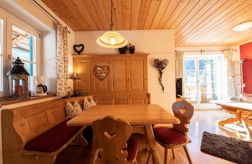 Obergrainau Apartamento | Lovingly furnished holiday apartment "Zirbe" in the Zugspitz village Grainau