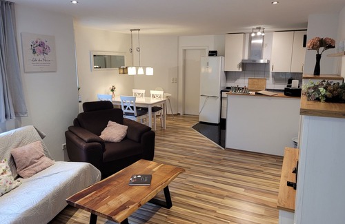 Warthausen Apartamento | Lovingly furnished vacation apartment with private entrance and parking space