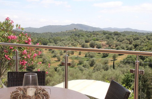 Caldana Casa | Lovingly renovated country house in the olive grove with large panoramic pool, air conditioning