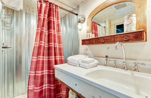 Presque Isle Casa | ¡Casa histórica restaurada con amor en 160 acres con sala de juegos y muelle!