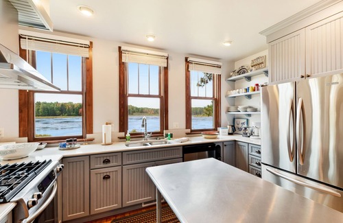 Presque Isle Casa | ¡Casa histórica restaurada con amor en 160 acres con sala de juegos y muelle!