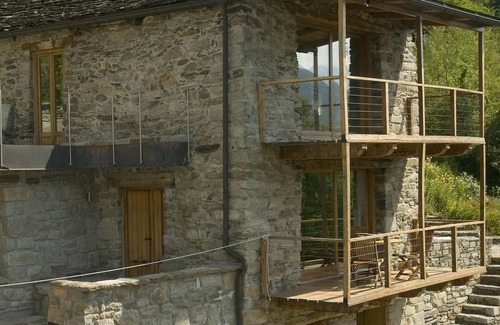Valleggia Casa | Con estilo y reformado casa de piedra en el borde de un hermoso pueblo de montaña