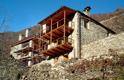 Valleggia Casa | Con estilo y reformado casa de piedra en el borde de un hermoso pueblo de montaña