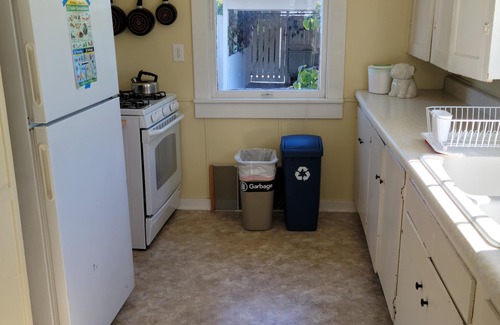 Fairmount Park Cabaña | Cottage independiente cariñosamente actualizada en el vecindario peatonal del oeste de Seattle