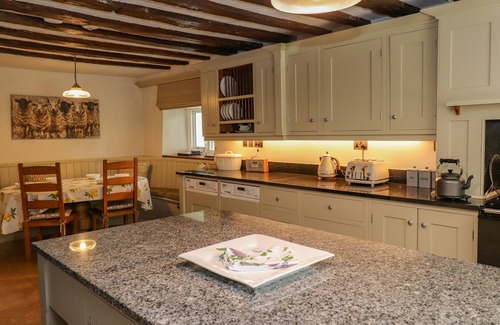 Crosthwaite Cabaña | LOW CARTMELL FOLD, pet friendly, character holiday cottage in Kendal